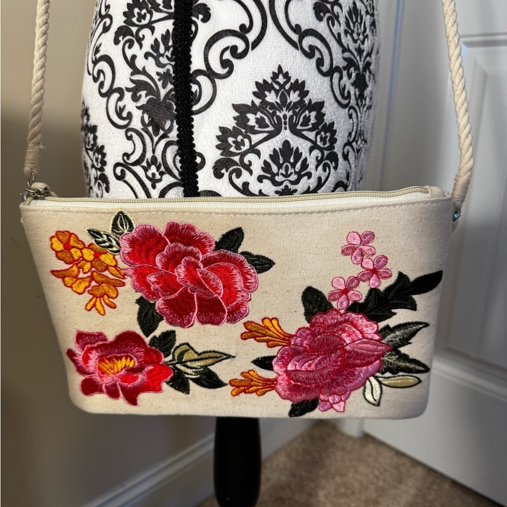 Limited EditionGrace & Lace Embroidered Cream Clutch w/Detachable Crossbody NWOT